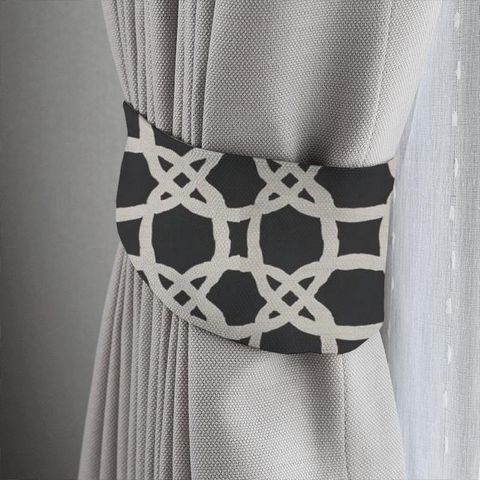 Fascino Nero Tieback